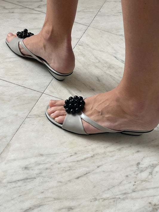 Flora, Grey / Black About Arianne