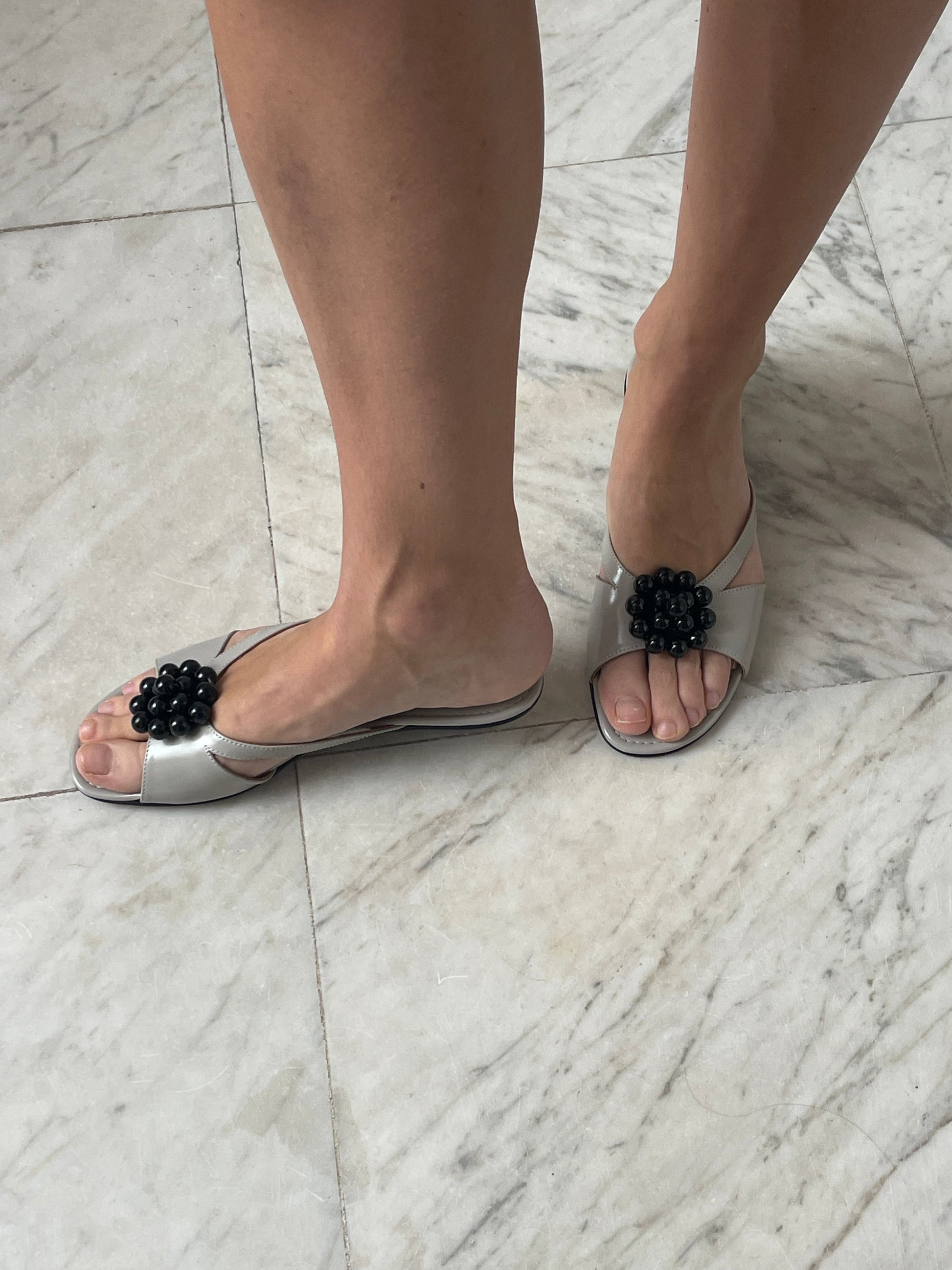 Flora, Grey / Black About Arianne