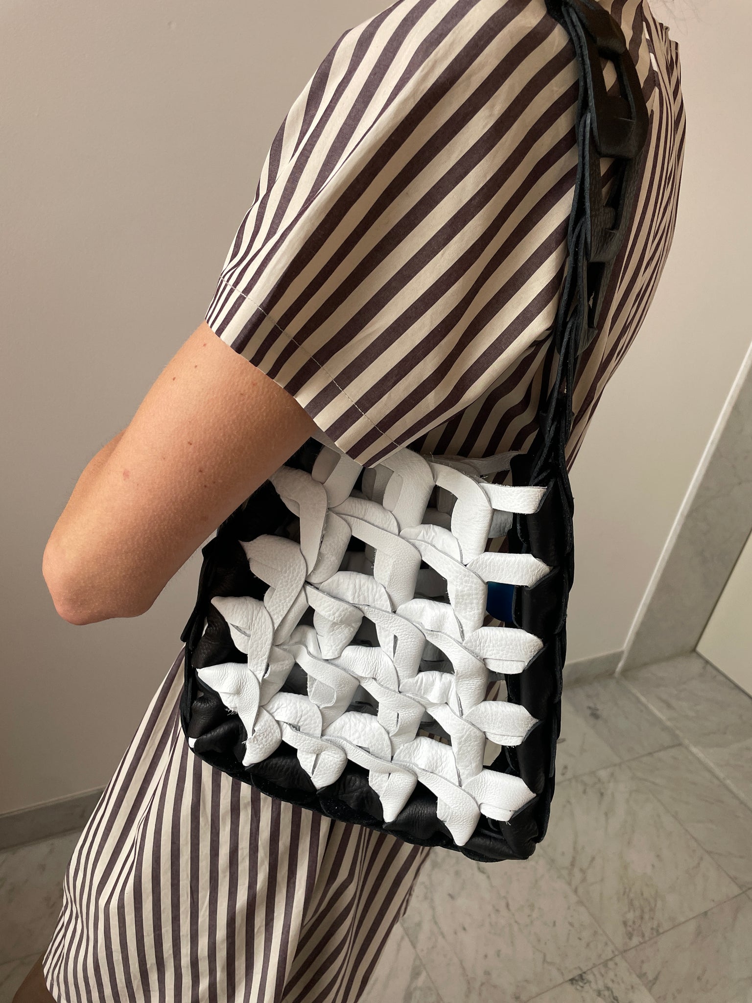Links Tote, Post