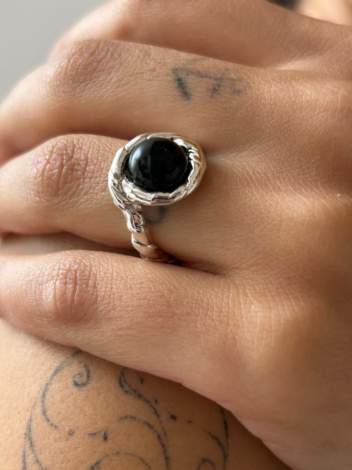 Lago Ring, Silver & Onyx Corali